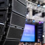 Line Array colgado en un truss dentro de un evento grande