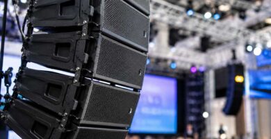 Line Array colgado en un truss dentro de un evento grande