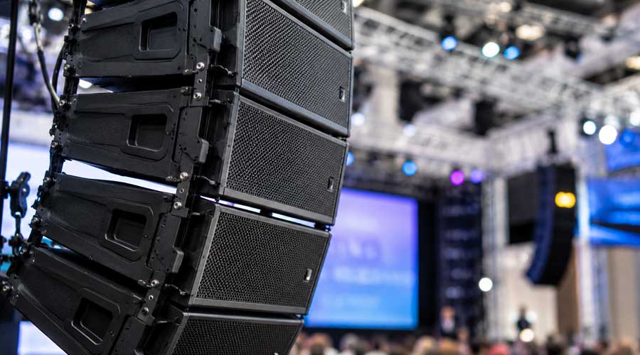Line Array colgado en un truss dentro de un evento grande
