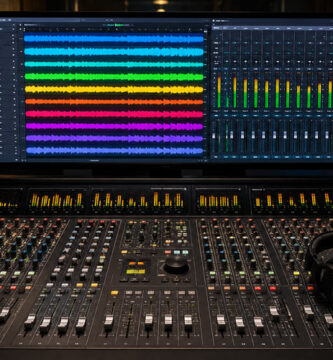 Mesa de mezclas digital DiGiCo durante prueba de sonido en evento de Alquiler Sonido Madrid